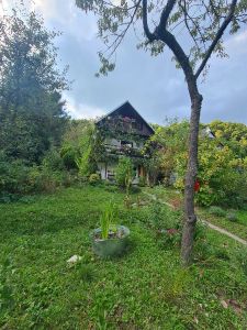 Záhrada s murovanou chatou s nádherným výhľadom (Banská Bystrica-Radvaň)